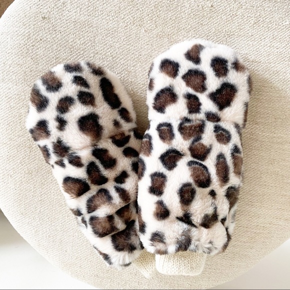 Urban Outfitters fuzzy leopard mittens - Picture 5 of 7